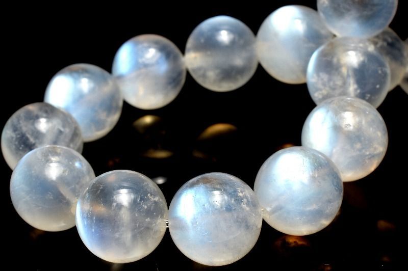 青く揺らめく幻想の輝き ブルームーンストーン