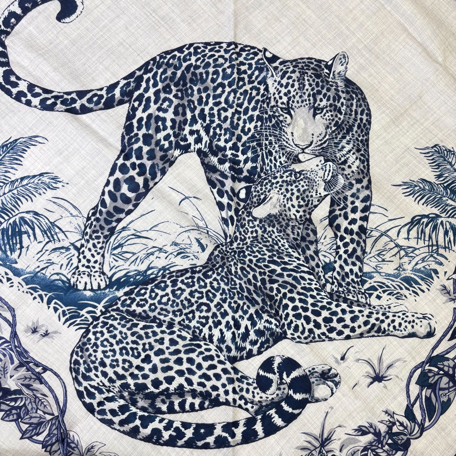 鑑定済み エルメス トライアングルジェアン ジャングル ラブ カシシル ネイビー グレー パープル スカーフ 虎