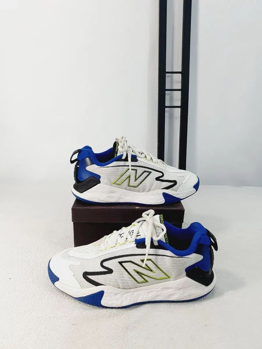 ニュー ンス テニスシューズ フレッシュフォーム ラリー オールコート 白 ブルー 260