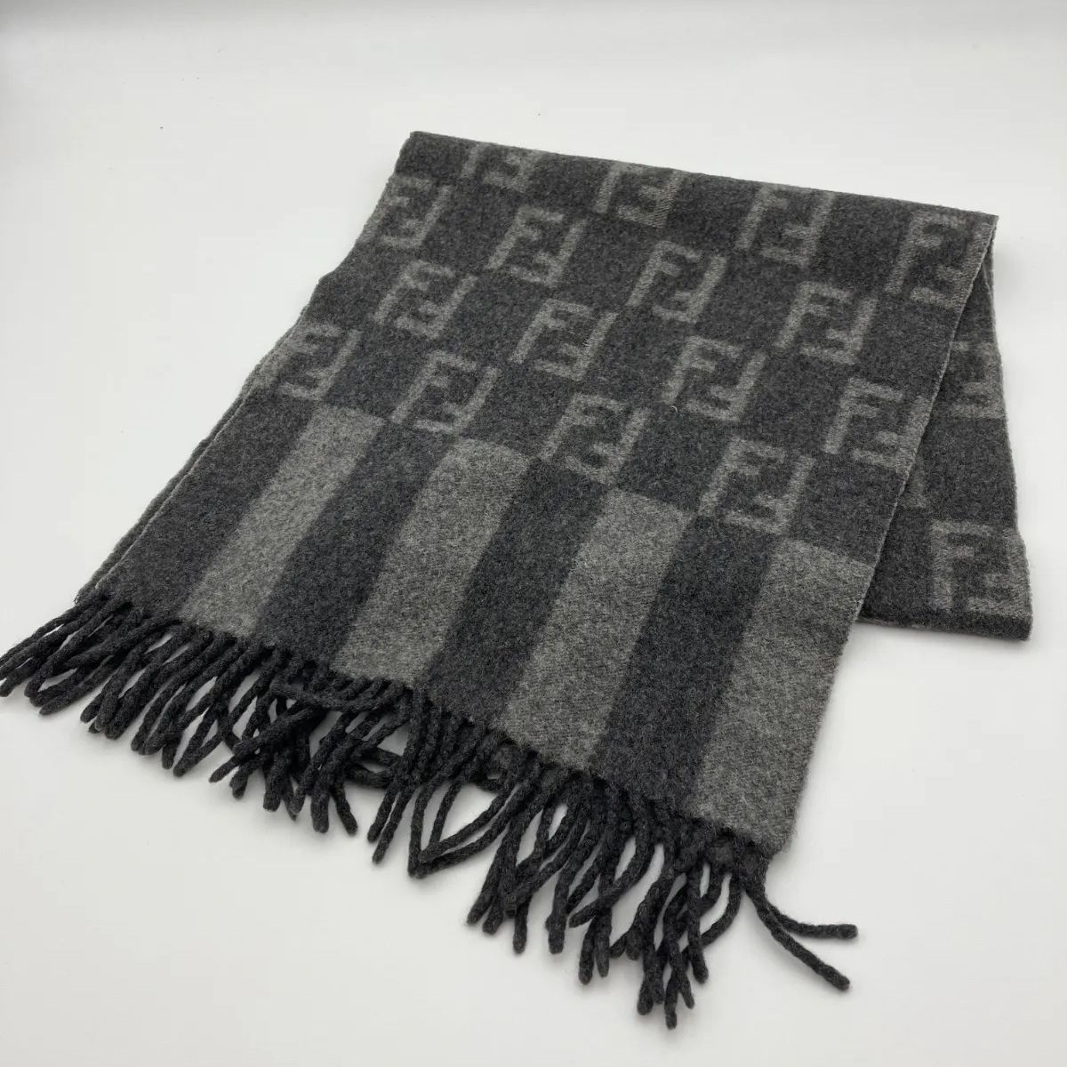 Fendi ズッカマフラー フリンジ付　黒グレー FENDIズッカ柄マフラー✨