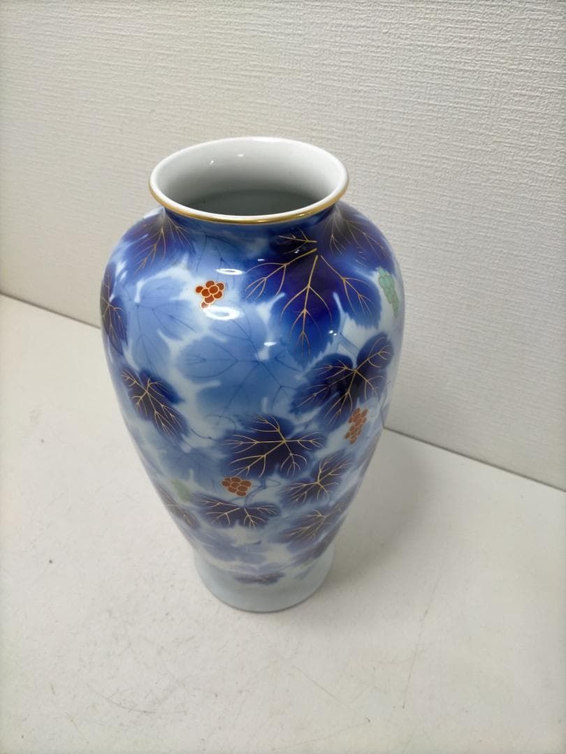 送料無料】 藍色 染付風 金彩 葡萄文様 花瓶 大型 壺 飾壺 床の間 玄関