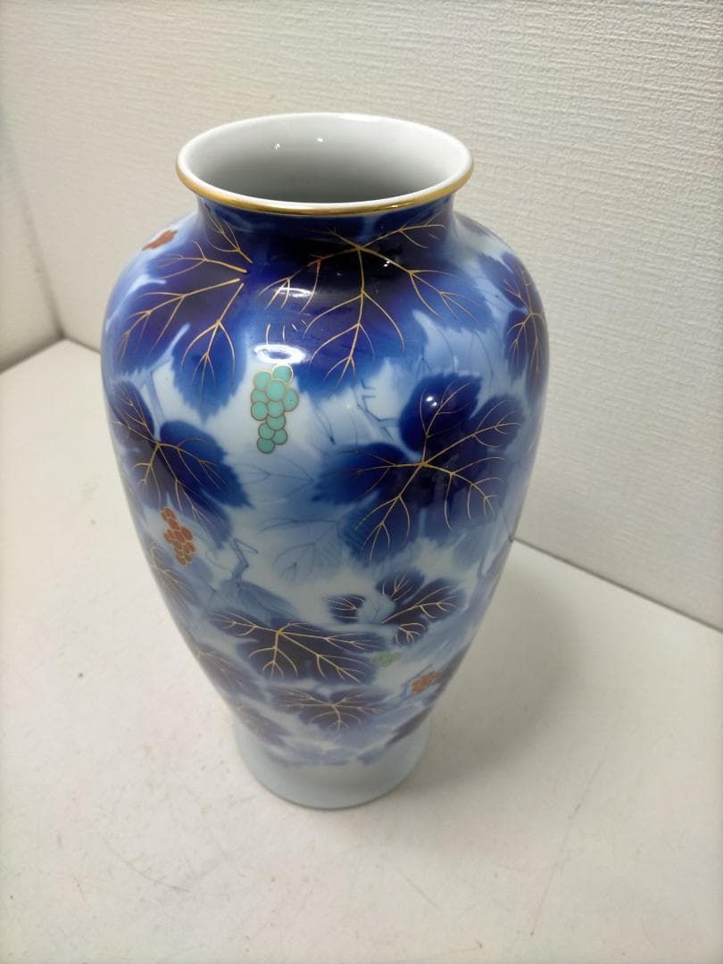 送料無料】 藍色 染付風 金彩 葡萄文様 花瓶 大型 壺 飾壺 床の間 玄関