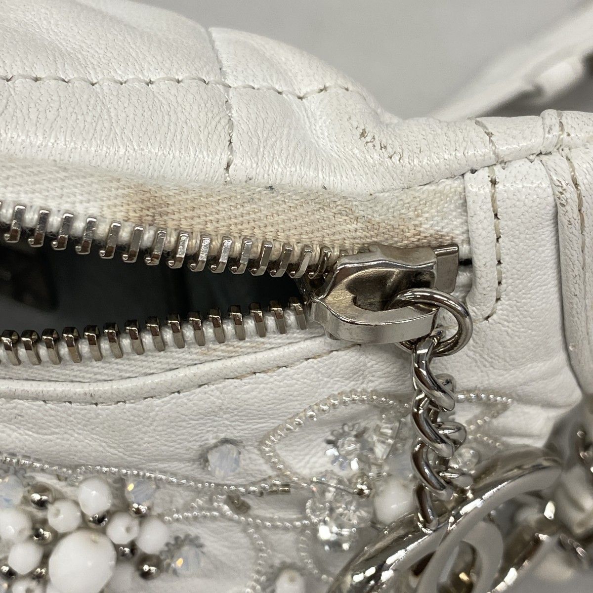 【5pb2864-k】シャネル ウエストバッグ カメリア ラムスキン チェーン ホワイト シルバー金具【中古】レディース 5pb2864-k】シャネル ウエストバッグ カメリア ラムスキン チェーン