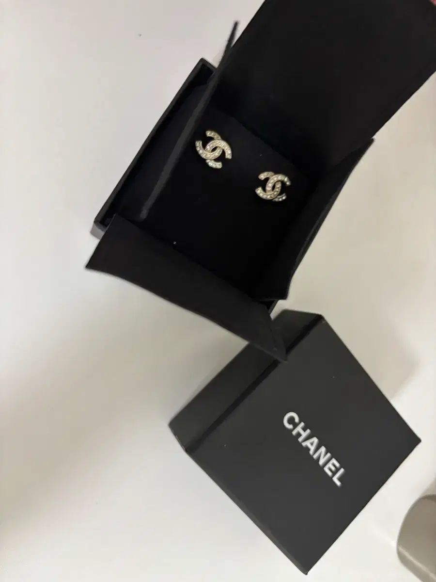  CHANEL(シャネル) CC ロゴ キュービック イヤリング 銀 A88429 ピアス