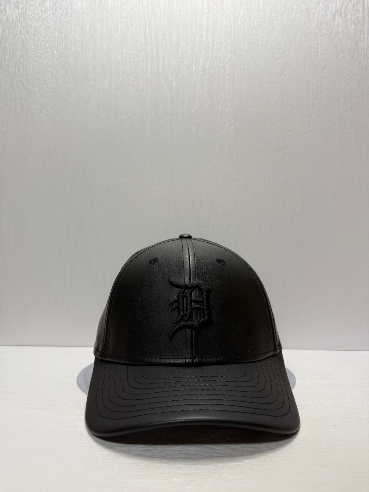 Newera デトロイトタイガース レザー 9 forty M-CROWN スナップバックキャップ ブラック