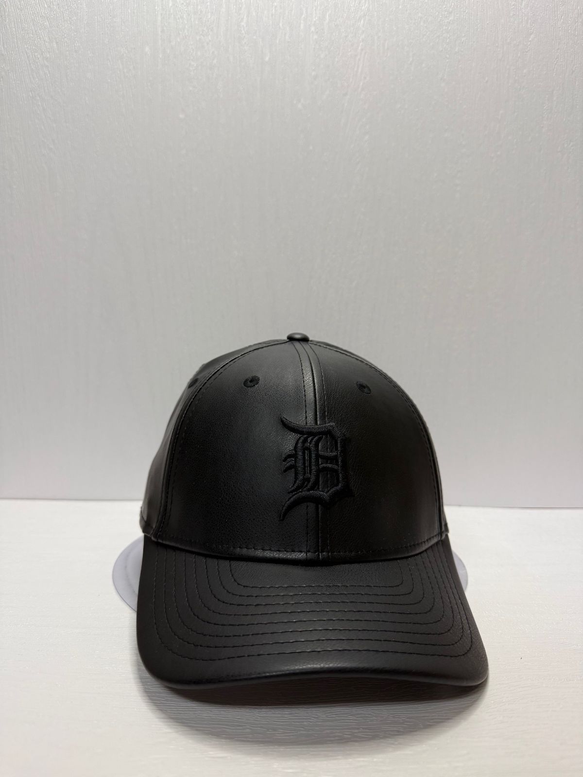 Newera デトロイトタイガース レザー 9 forty M CROWN スナップバックキャップ ブラック
