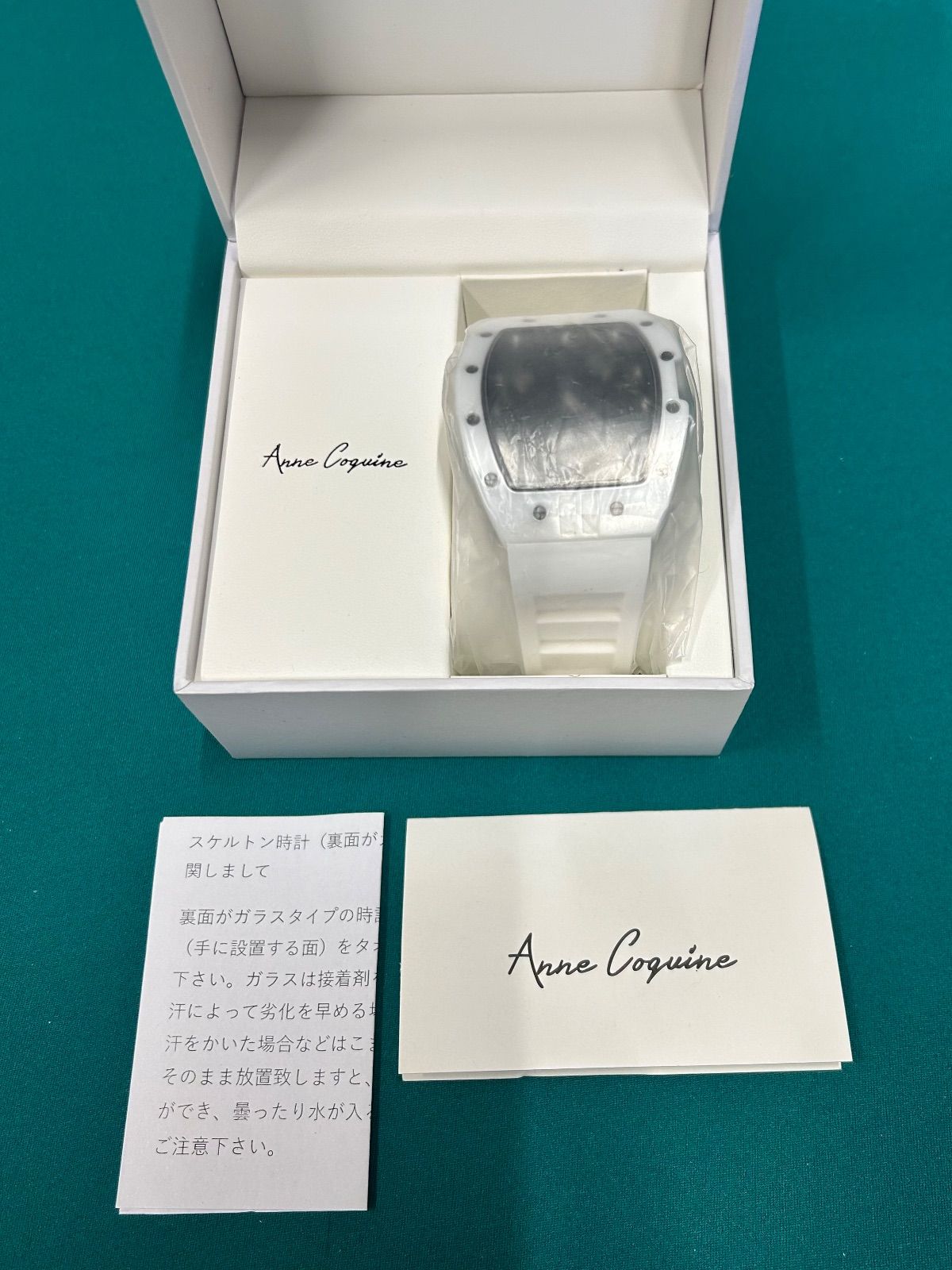 Anne Coquine ホワイトクォーツ腕時計　　箱付き Anne Coquine 腕時計 ホワイト×ブラック - メルカリ
