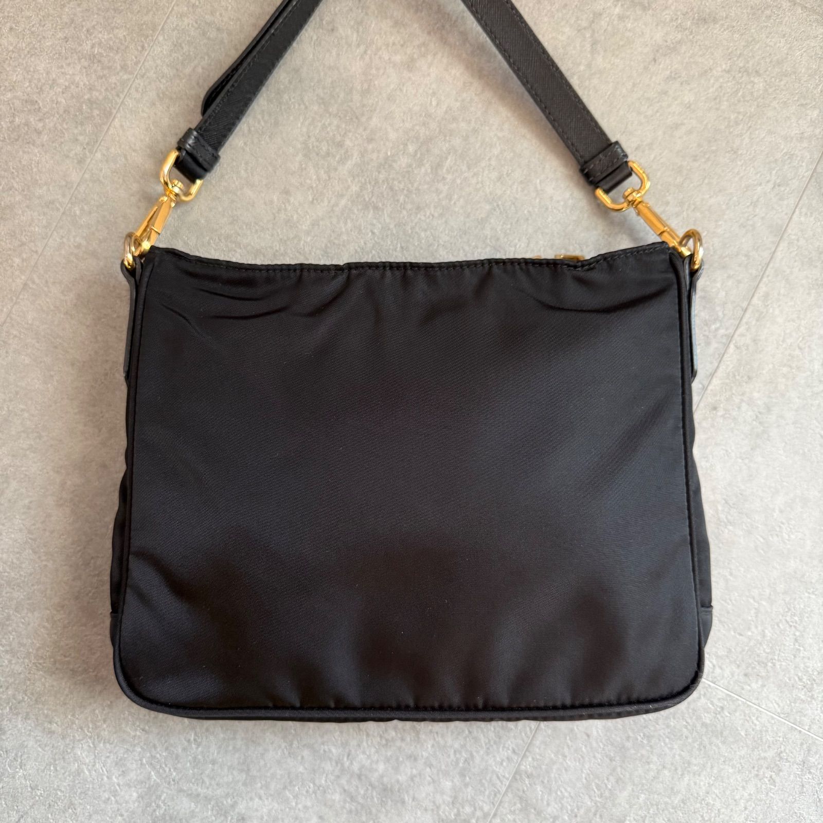 プラダ　ハンドバッグ　肩掛け　三角ロゴ　ゴールド金具　ナイロン　レザー　黒 PRADA プラダ ナイロン ショルダーバッグ ゴールド金具 三角ロゴ 黒