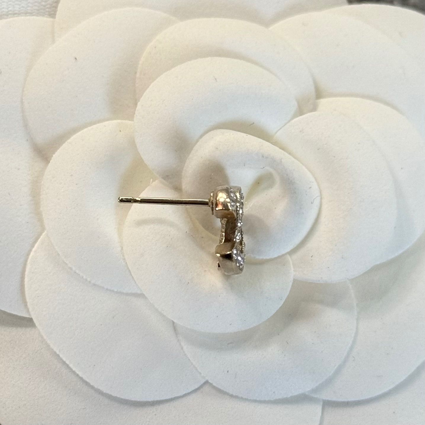 CHANEL シャネル　ロゴデザイン ストーン付きピアス 片耳 CHANEL CCロゴ ストーン付きピアス(片耳のみ) CHANEL CCロゴ ストーン