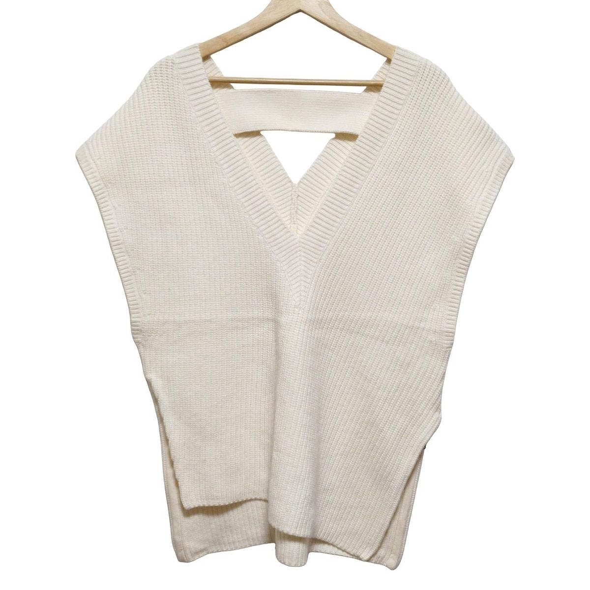 ADORE アドーア ノースリーブセーター サイズ38 M レディース - アイボリー Vネック