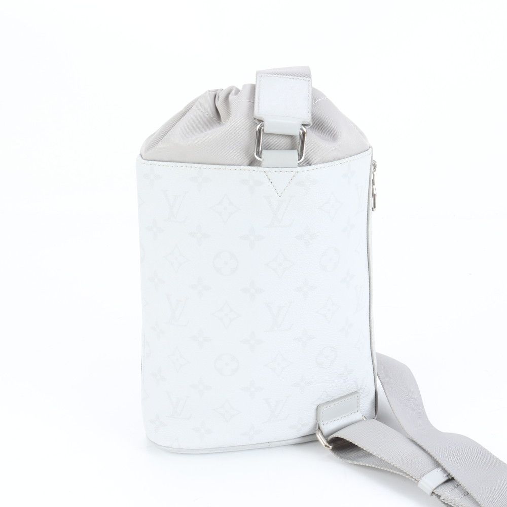 新品同様 ルイヴィトン ホワイト モノグラム レザー チョーク スリング