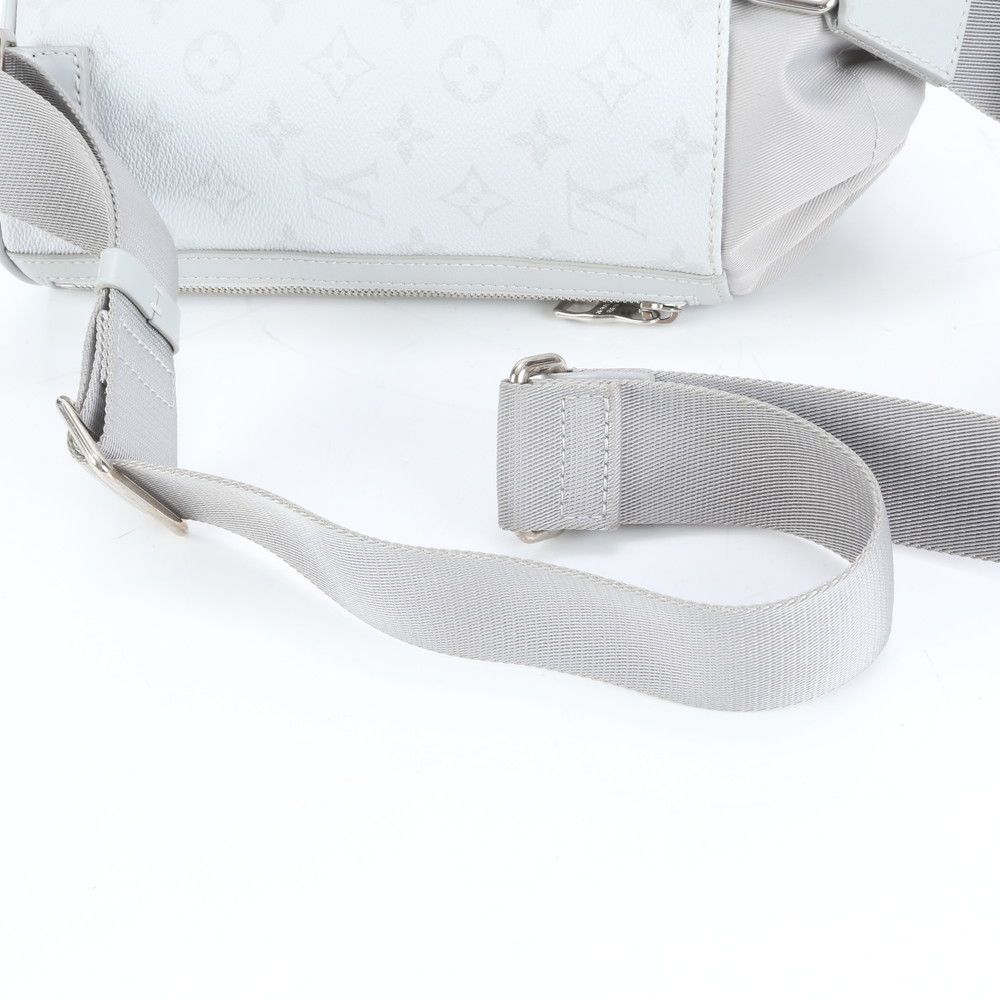 新品同様 ルイヴィトン ホワイト モノグラム レザー チョーク スリング