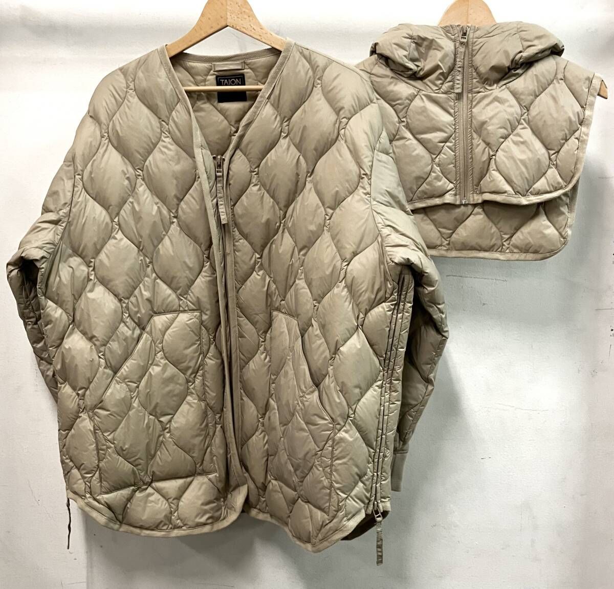 TAION 体温 ダウンジャケット フードビブス付き FRAMeWORK別注 ベージュ サイズ不明 中国製 表生地ナイロン 裏生地ナイロン
