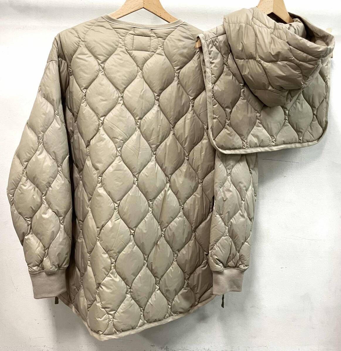 TAION 体温 ダウンジャケット フードビブス付き FRAMeWORK別注 ベージュ サイズ不明 中国製 表生地ナイロン 裏生地ナイロン