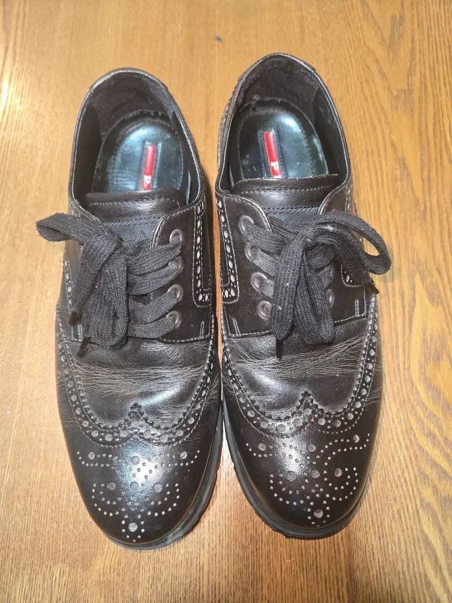 PRADA ブラック ウイングチップ シューズ 260