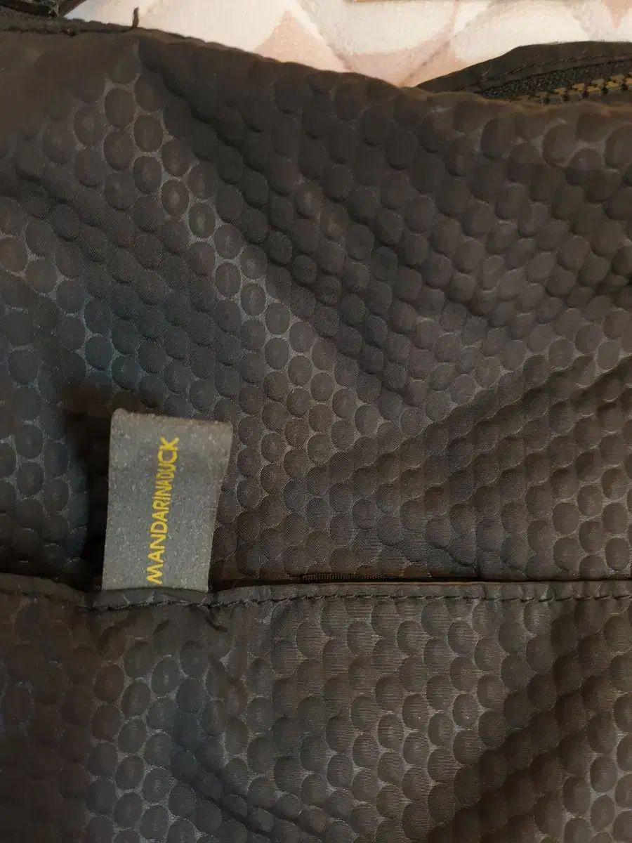 マンダリナダック ブラック クロスバック