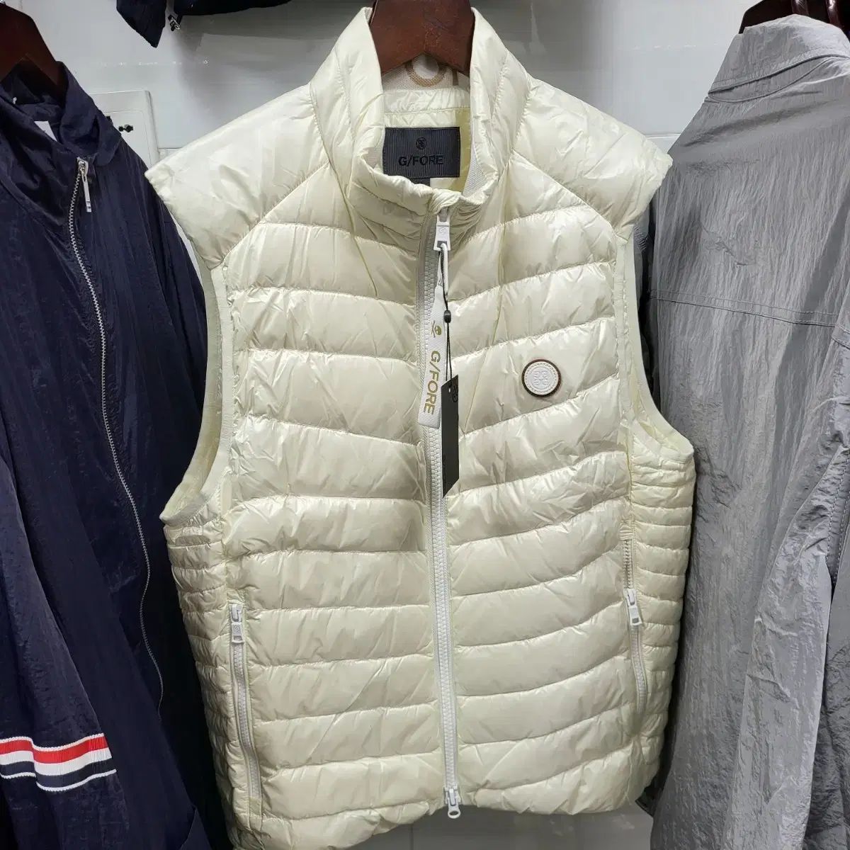 メンズ ゴルフ 白 黒 軽量 ダウン ベスト
