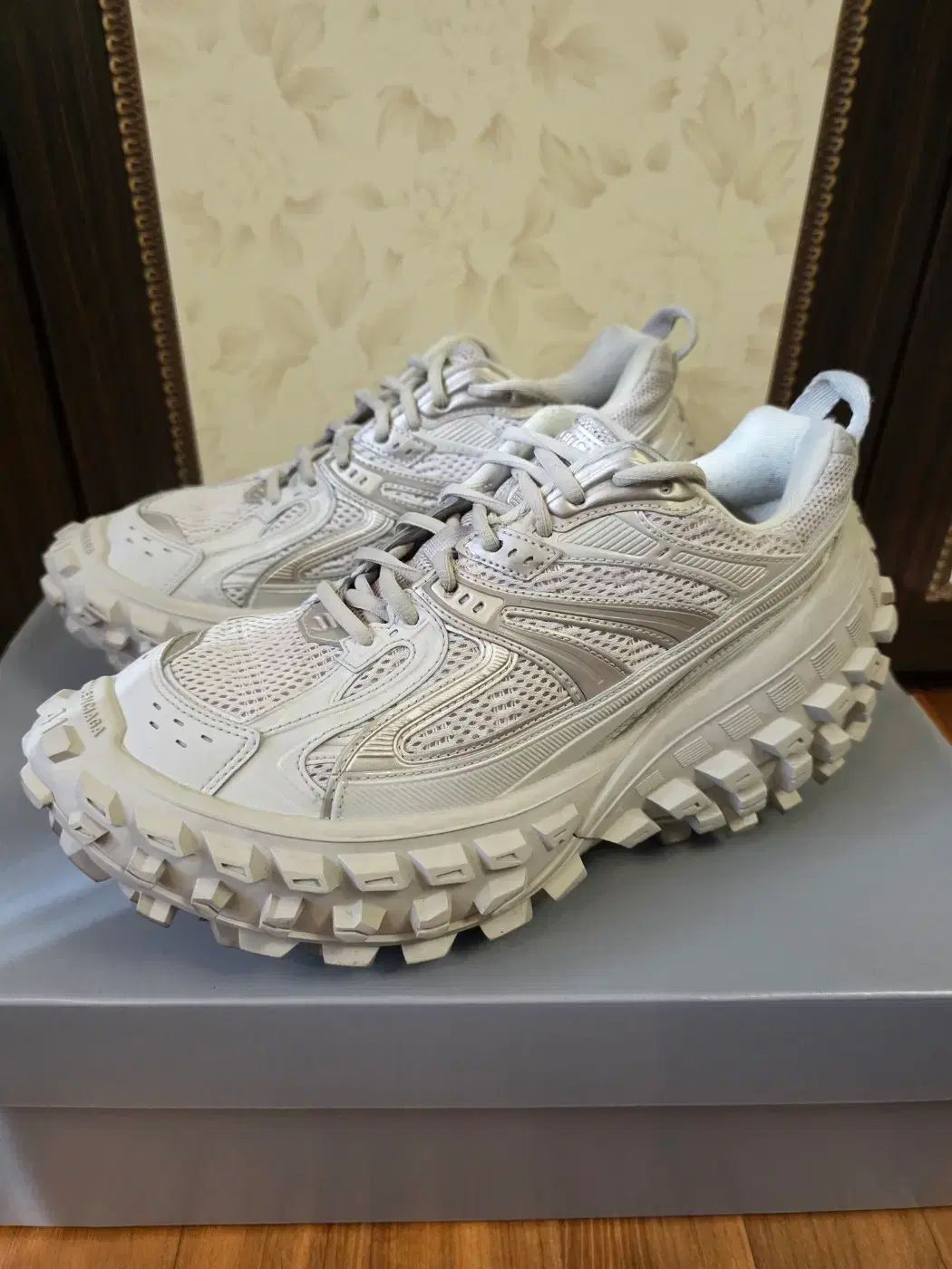 バレンシアガ ディフェンダー ベージュ 41 - メルカリ