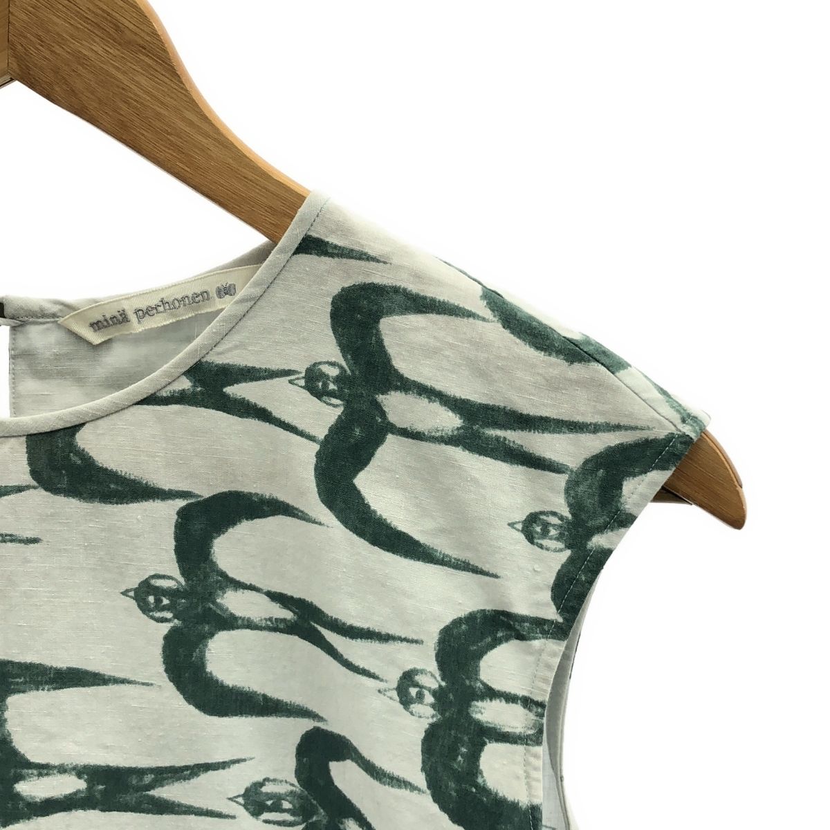 【美品】  mina perhonen / ミナペルホネン | 2022SS | hello swallow / ハロー スワロー 総柄 ノースリーブ トップス | 36 | ホワイト/グリーン | レディース 美品】 mina perhonen / ミナペルホネン | 2022SS | hello swallow