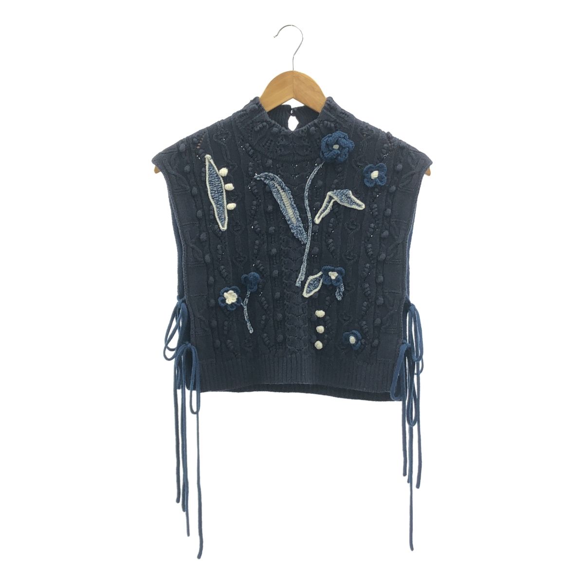 Mame Kurogouchi / マメクロゴウチ | Floral Motif Hand Knitted Vest