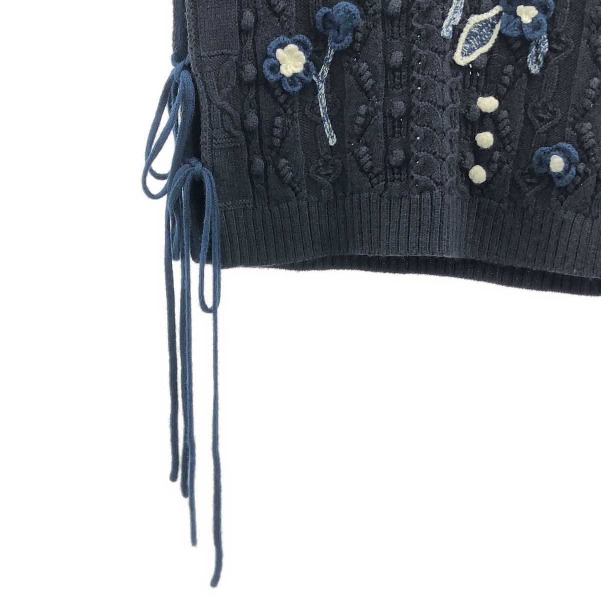 Mame Kurogouchi / マメクロゴウチ | Floral Motif Hand Knitted Vest