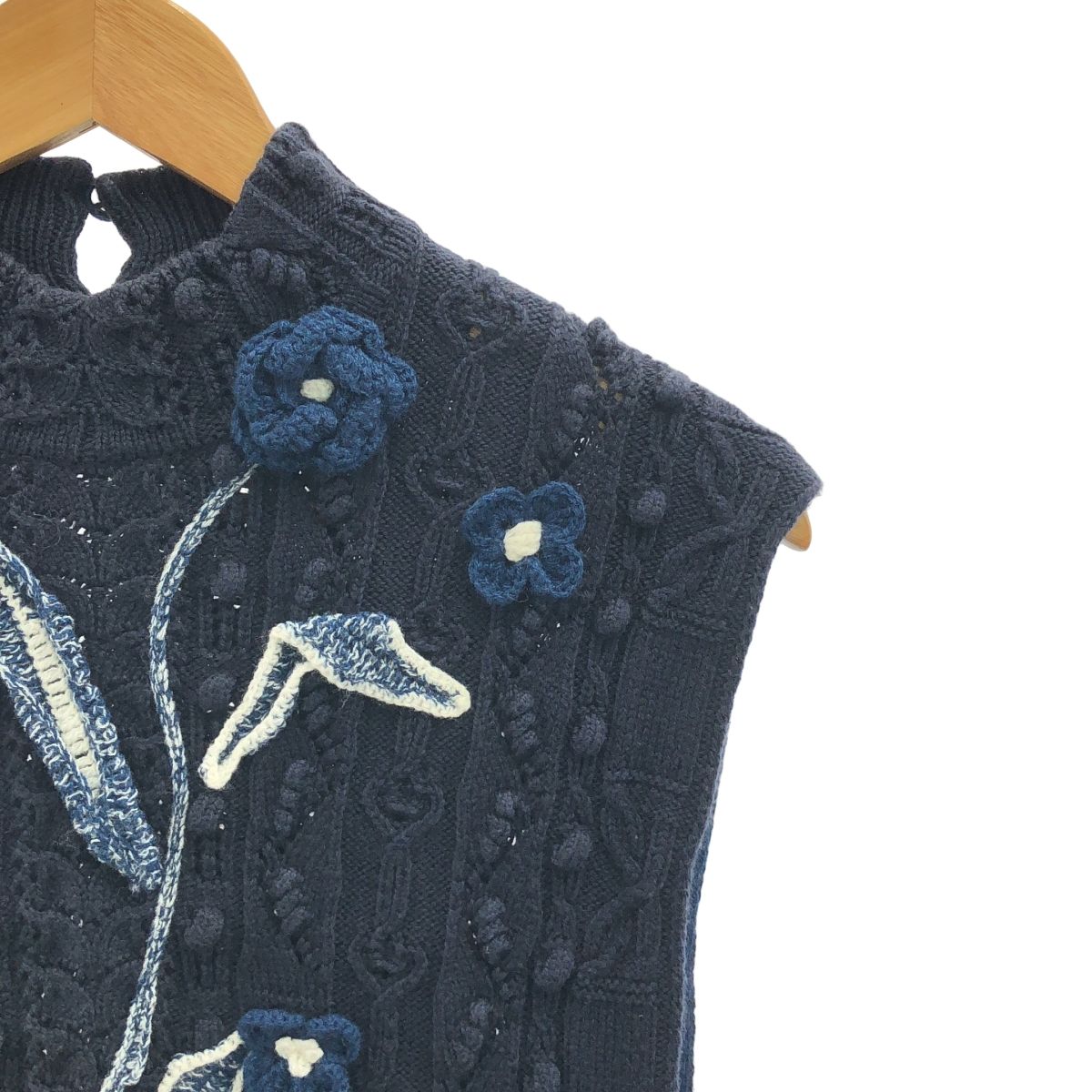 Mame Kurogouchi / マメクロゴウチ | Floral Motif Hand Knitted Vest
