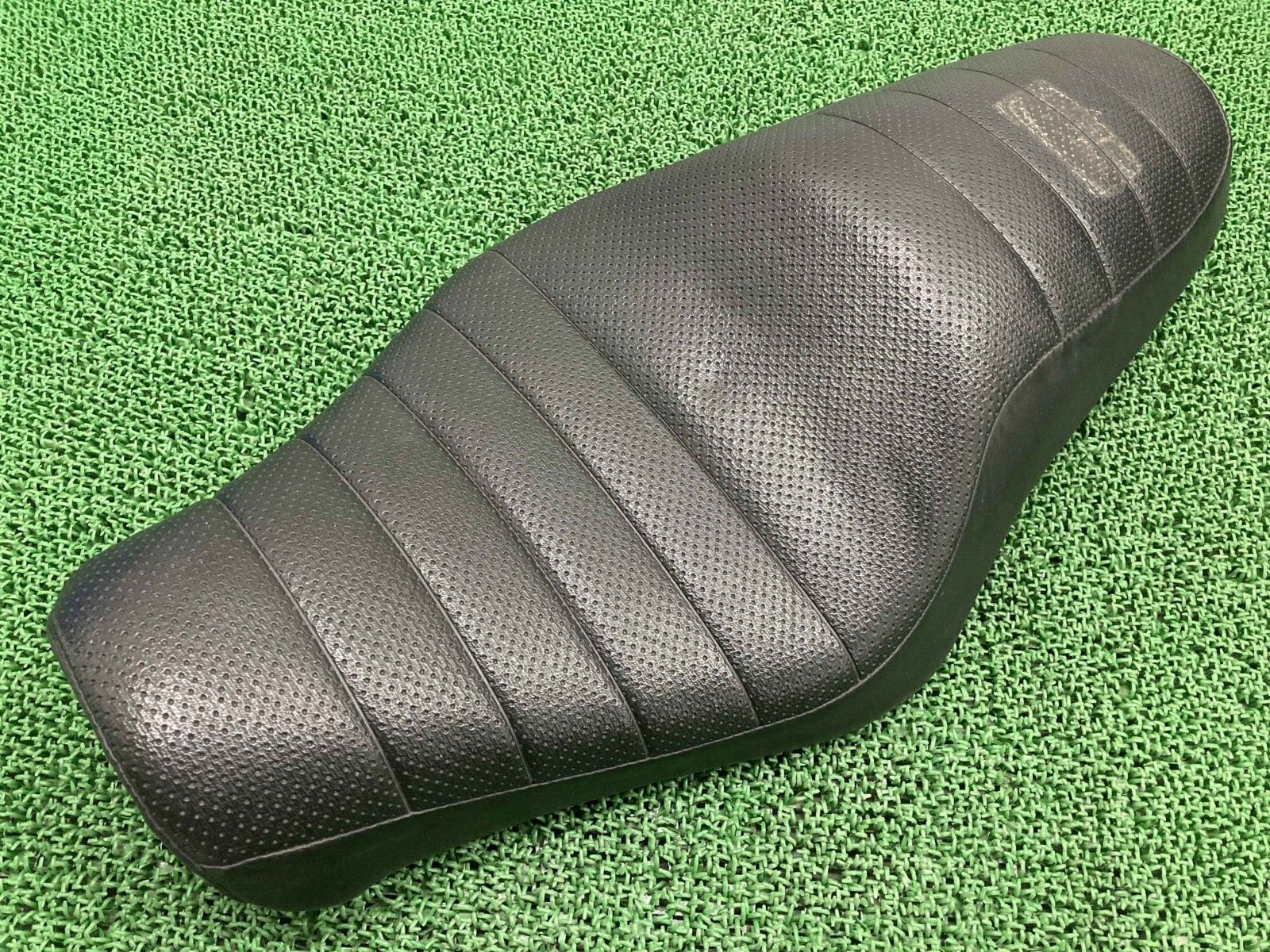 XL 883 R シート ハーレー バイク 部品 スポーツスター ロードスター 07年～ ディンプル シートバンド 車検 Nk