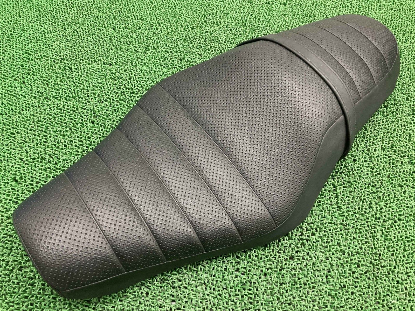 XL 883 R シート 51551 07 ハーレー バイク 部品 スポーツスター ロードスター 07年～ ディンプル 車検 Yl