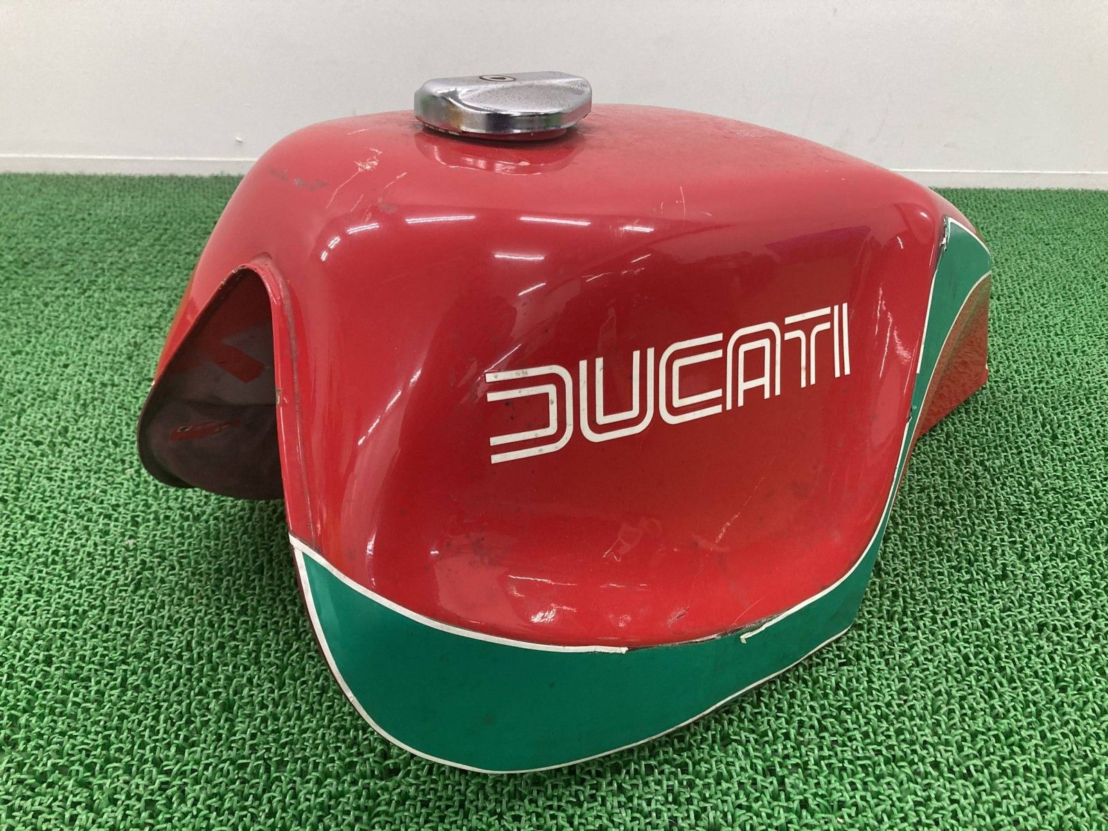 900 MHR タンク 赤 ドゥカティ バイク 部品 Ducati MikeHailwoodReplica マイクヘイルウッド修復素材に 凹み無し 品薄 Wd