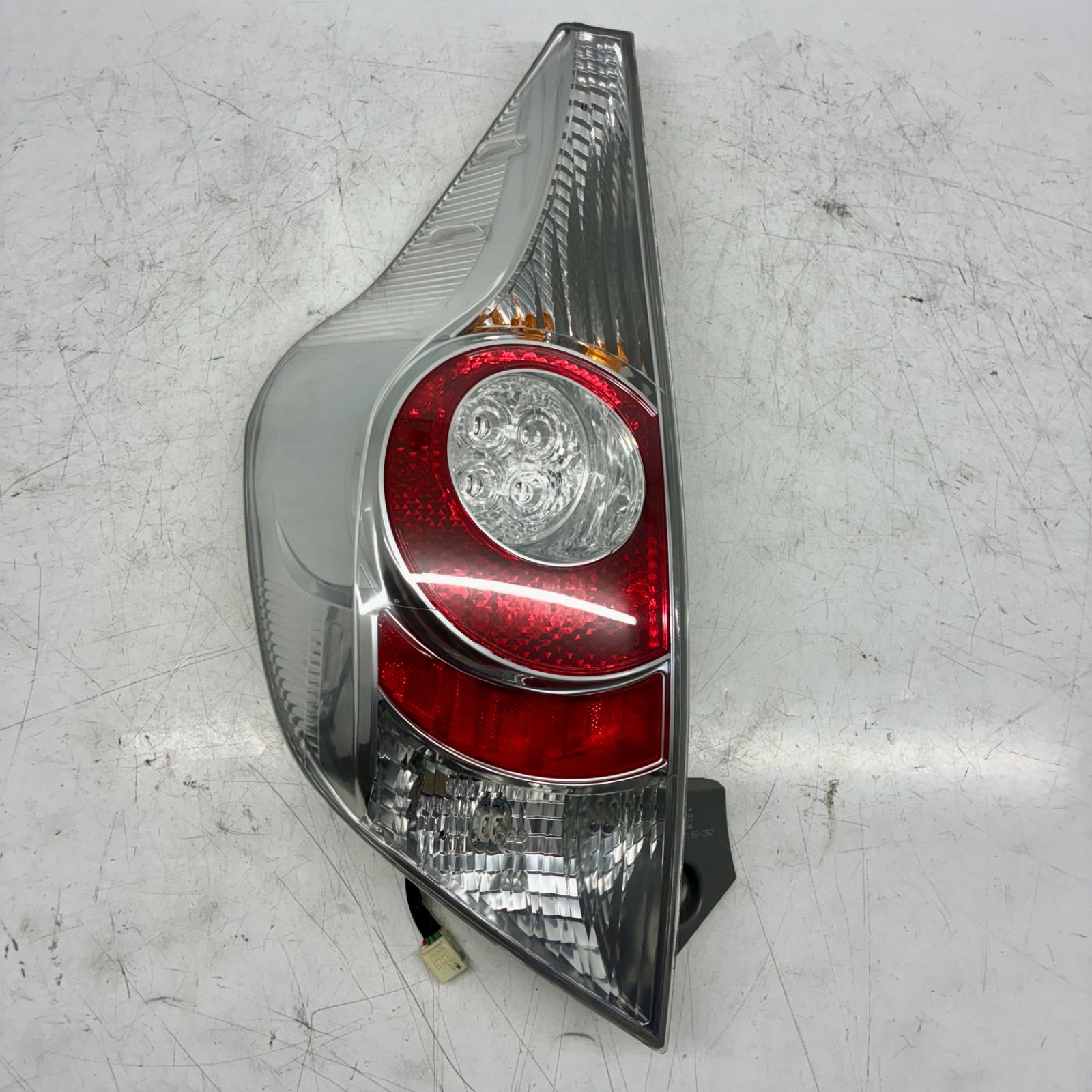 【美品】トヨタ アクア（NHP10系中期）テールレンズ ライト 左 トヨタ アクア NHP10 中期 純正 テールランプ 左 81551-52D01