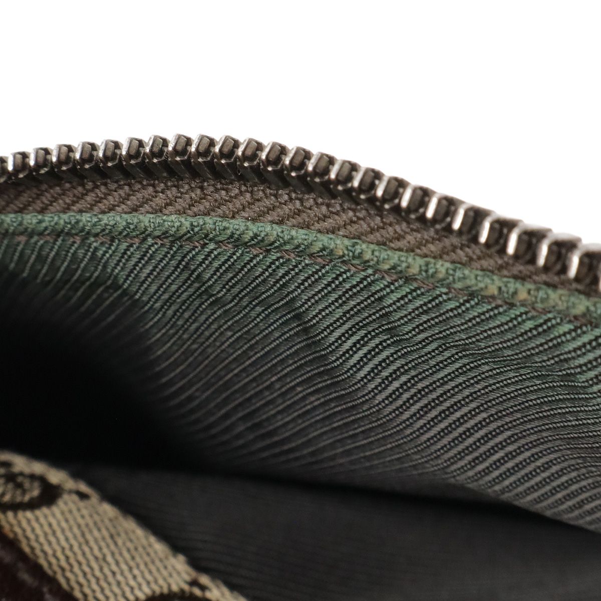 カーキベージュ