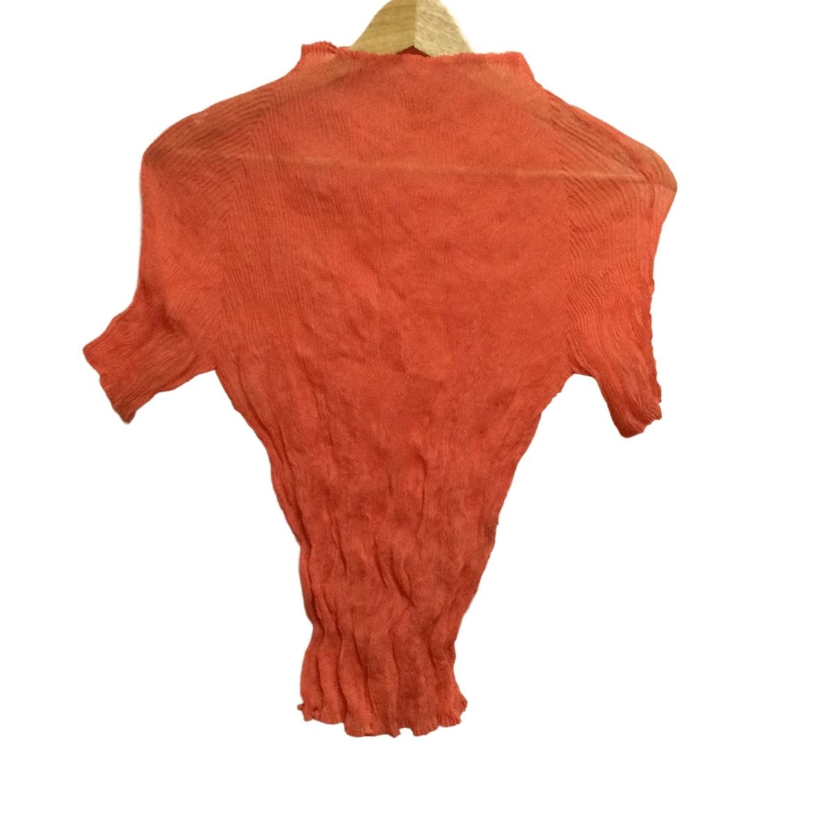 ISSEY MIYAKEイッセイミヤゲ　半袖シャツ　オレンジ色2号　美品値下げ PLEATS PLEASE プリーツプリーズ イッセイミヤケ PP82-JK761 プリーツ