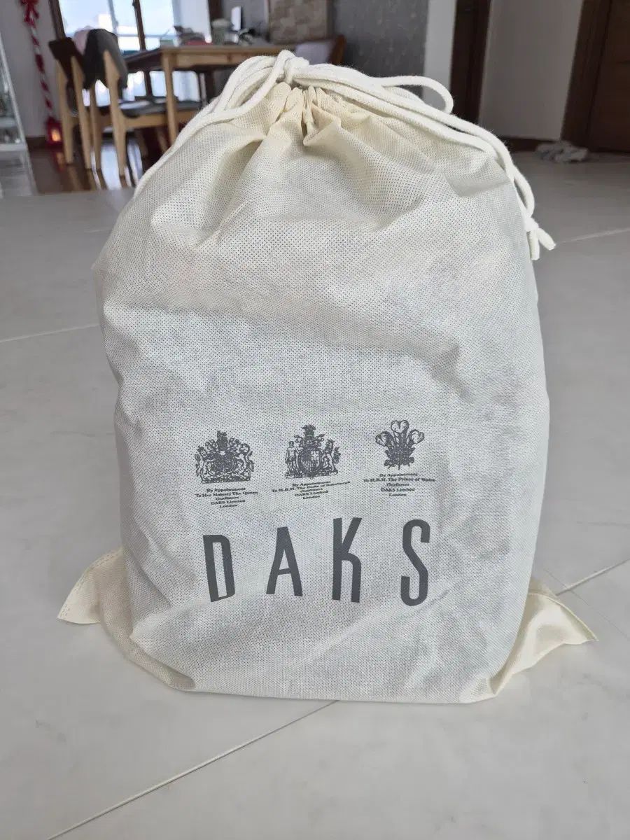 DAKS