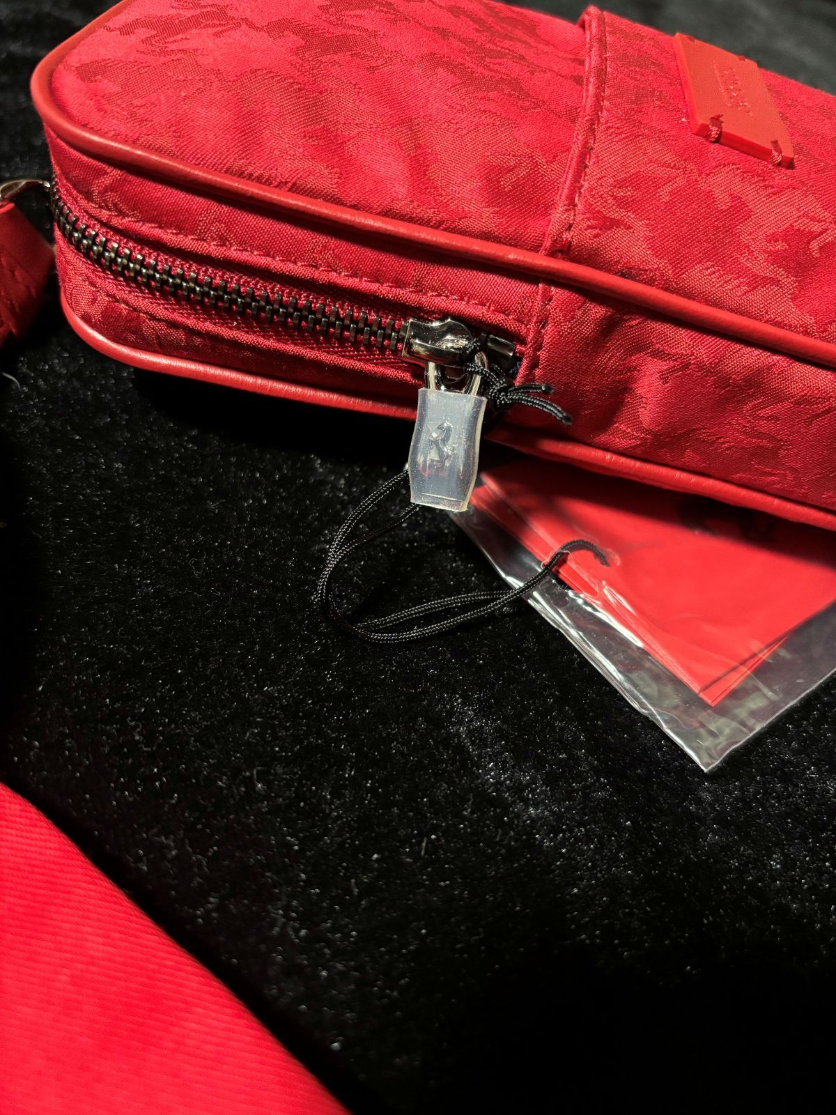 【新品未使用】フェラーリ　限定ポーチ Ferrari(フェラーリ) 新車発表会 ノベルティ ストラップ付ポーチ