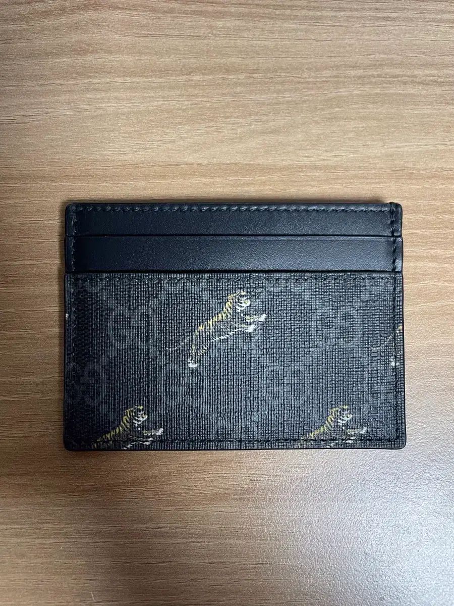 グッチ タイガー カードウォレット ほぼ