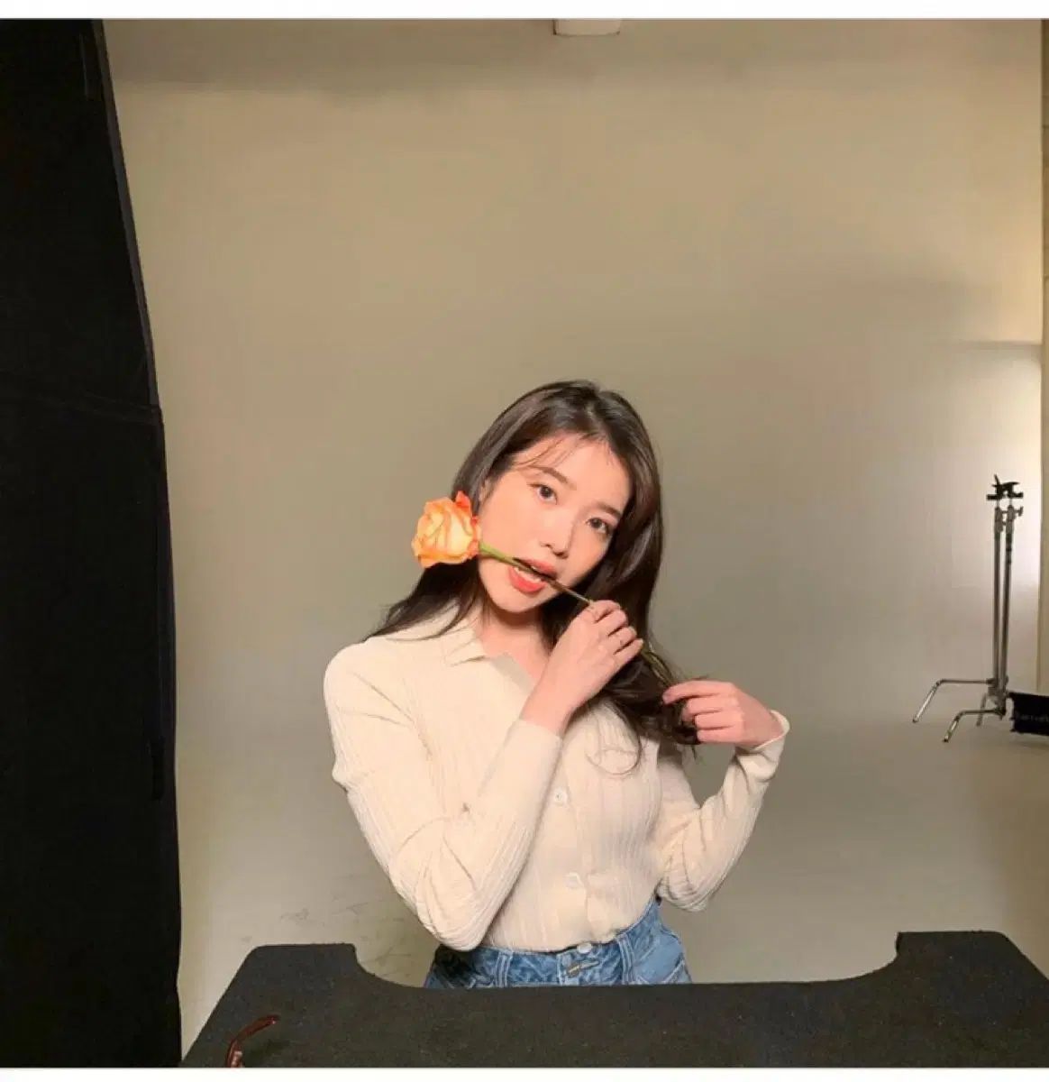 IU 着用 LOEUVRE オープン カラニット 実際に着用X 状態良し