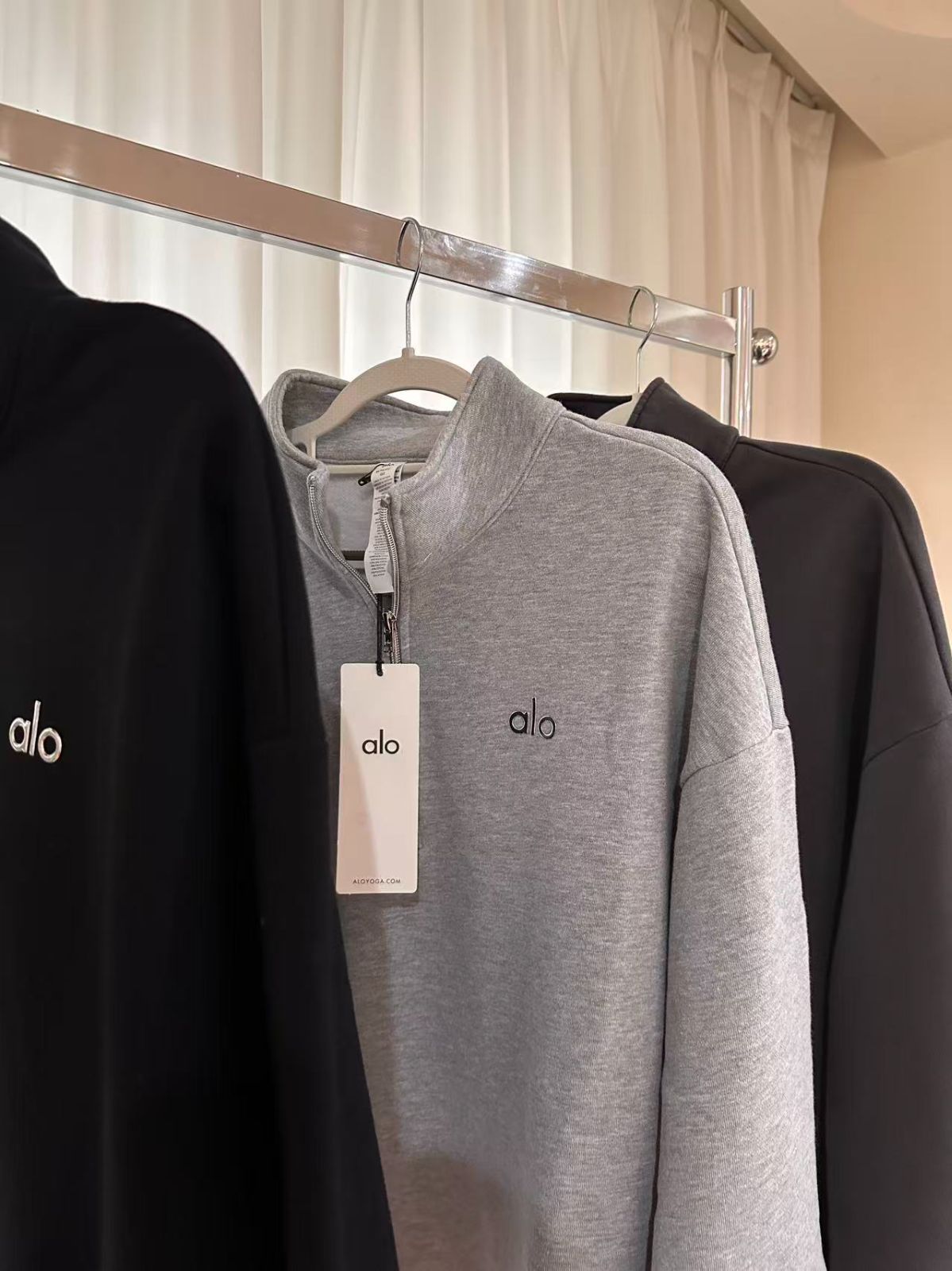 ロゴ半ウィングパーカー｜オーバーサイズカットでリラックスしつつ大人の雰囲気を演出 日常コーデに欠かせない アイテム