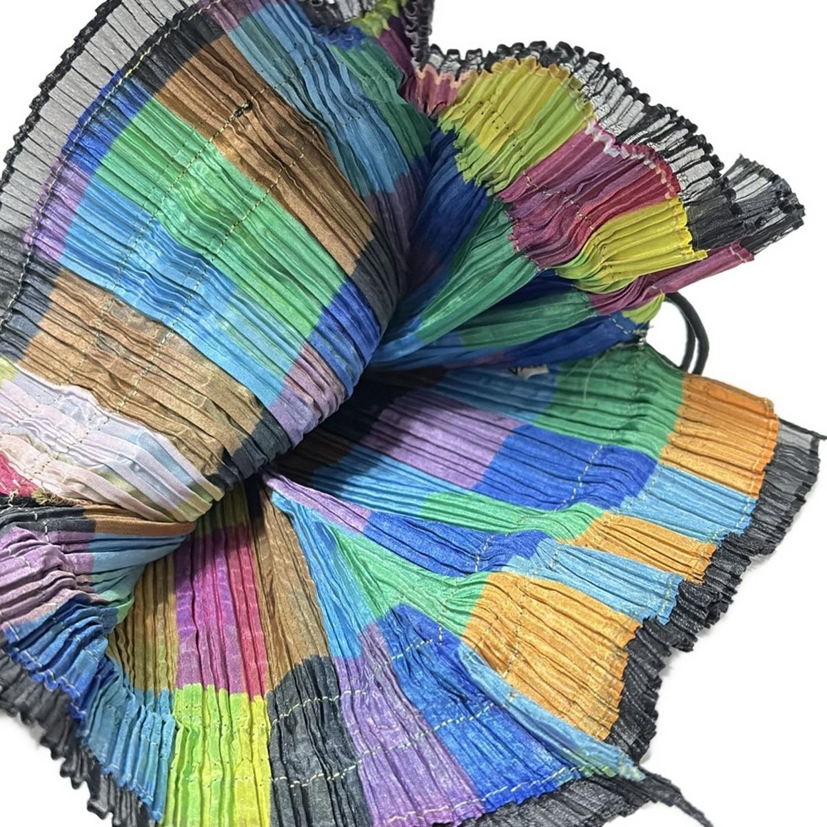 ISSEYMIYAKE(イッセイミヤケ) ポーチ美品 - 黒×マルチ プリーツ/巾着型