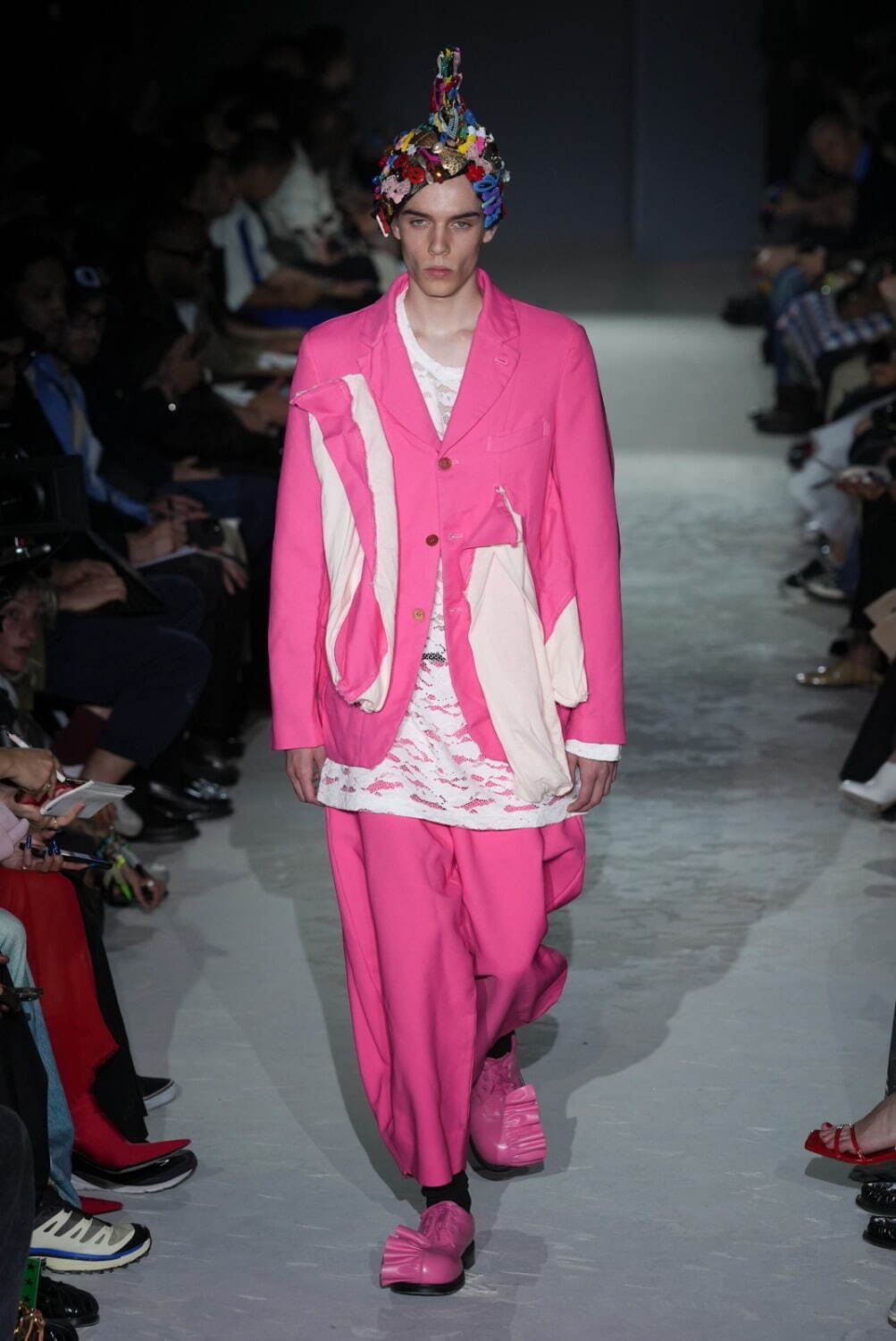 コムデギャルソンオムプリュス25S/Sポリエステル加工フリルジャケット COMME des GARÇONS HOMME PLUS 2025年春夏コレクション | パリ | 画像