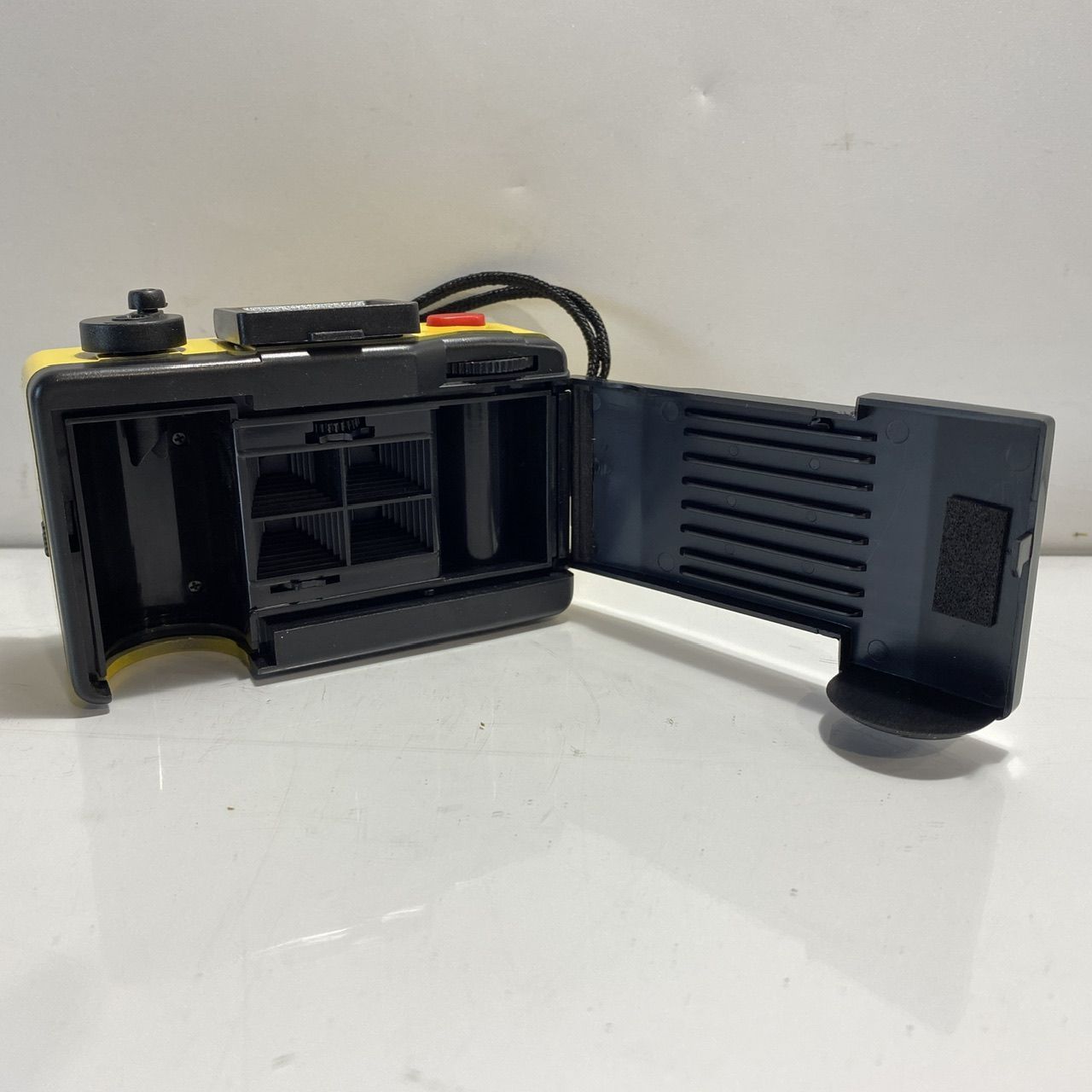 トイカメラ 黄色 イエロー フィルムカメラ 4連写 35mm 昭和レトロ