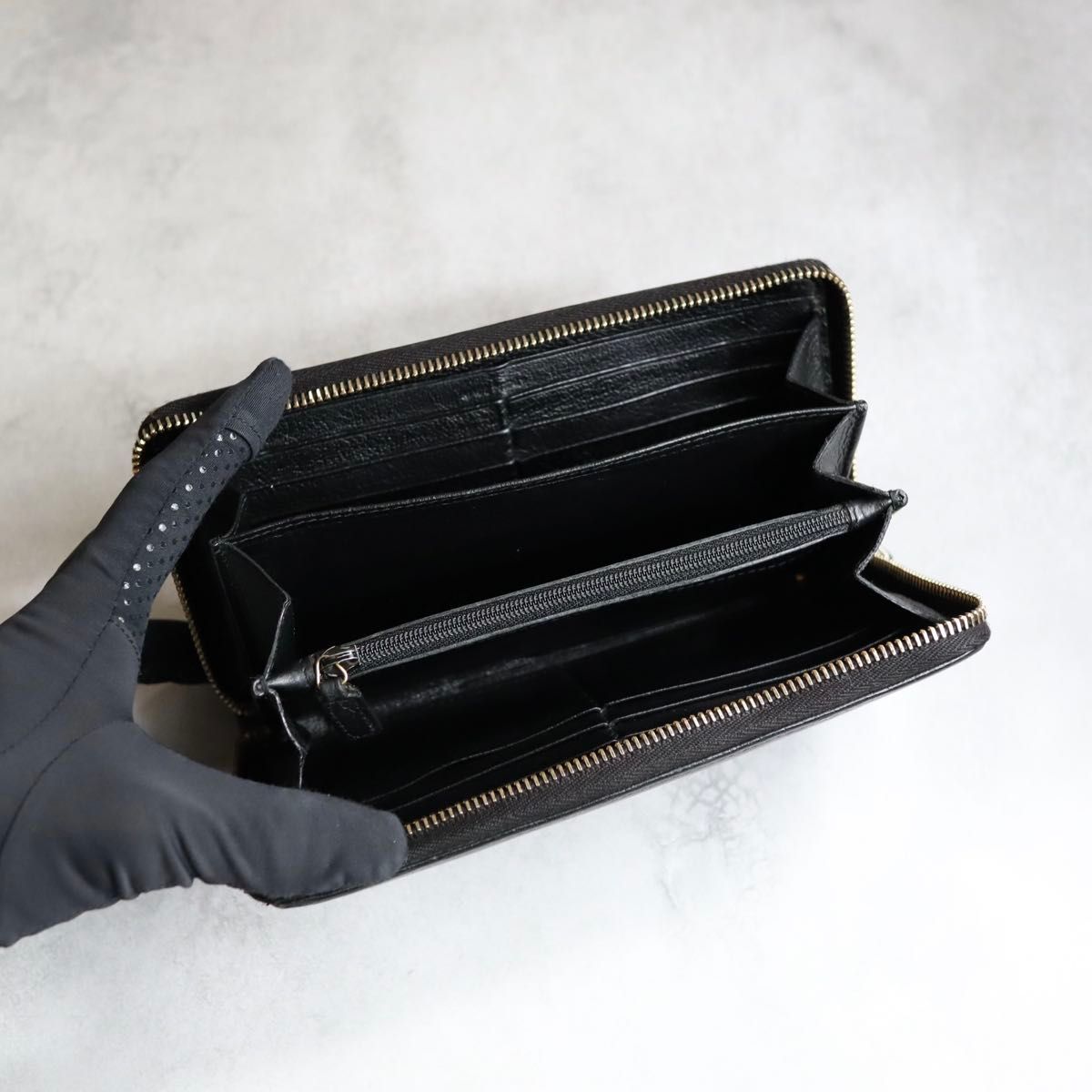 SAINT LAURENT ブラック　二つ折り財布　カサンドラ　リヴゴーシュ SAINT LAURENT サンローラン 二つ折り財布 453276 C9H0U メンズ