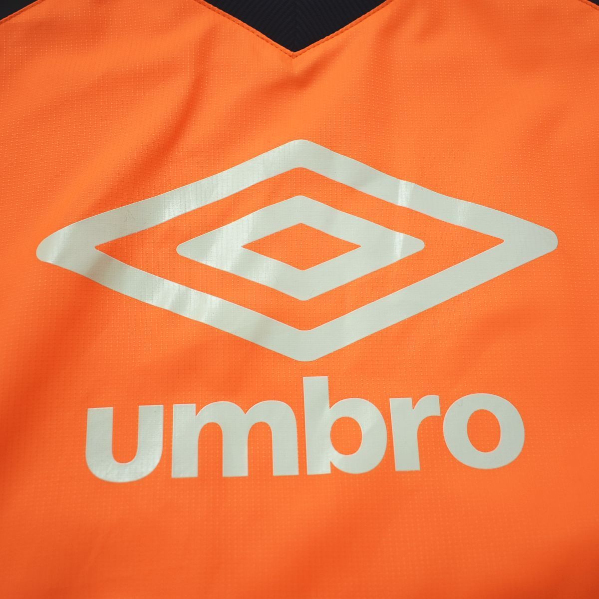  デサント製 アンブロ UMBRO ピステ ウィンドブレーカー プルオーバー ラグランスリーブ ロゴ プリント 裏地 メッシュ L オレンジ スポーツ タウンユース トレーニング メンズ ピステ ウィンドブレーカー ピステ