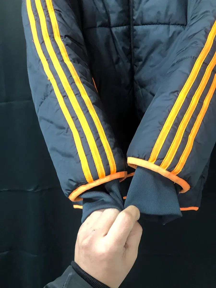 【新品】レアル・マドリード ダウンジャケット チャンピオンズリーグ Lサイズ 新品】レアル・マドリード ダウンジャケット チャンピオンズリーグ L