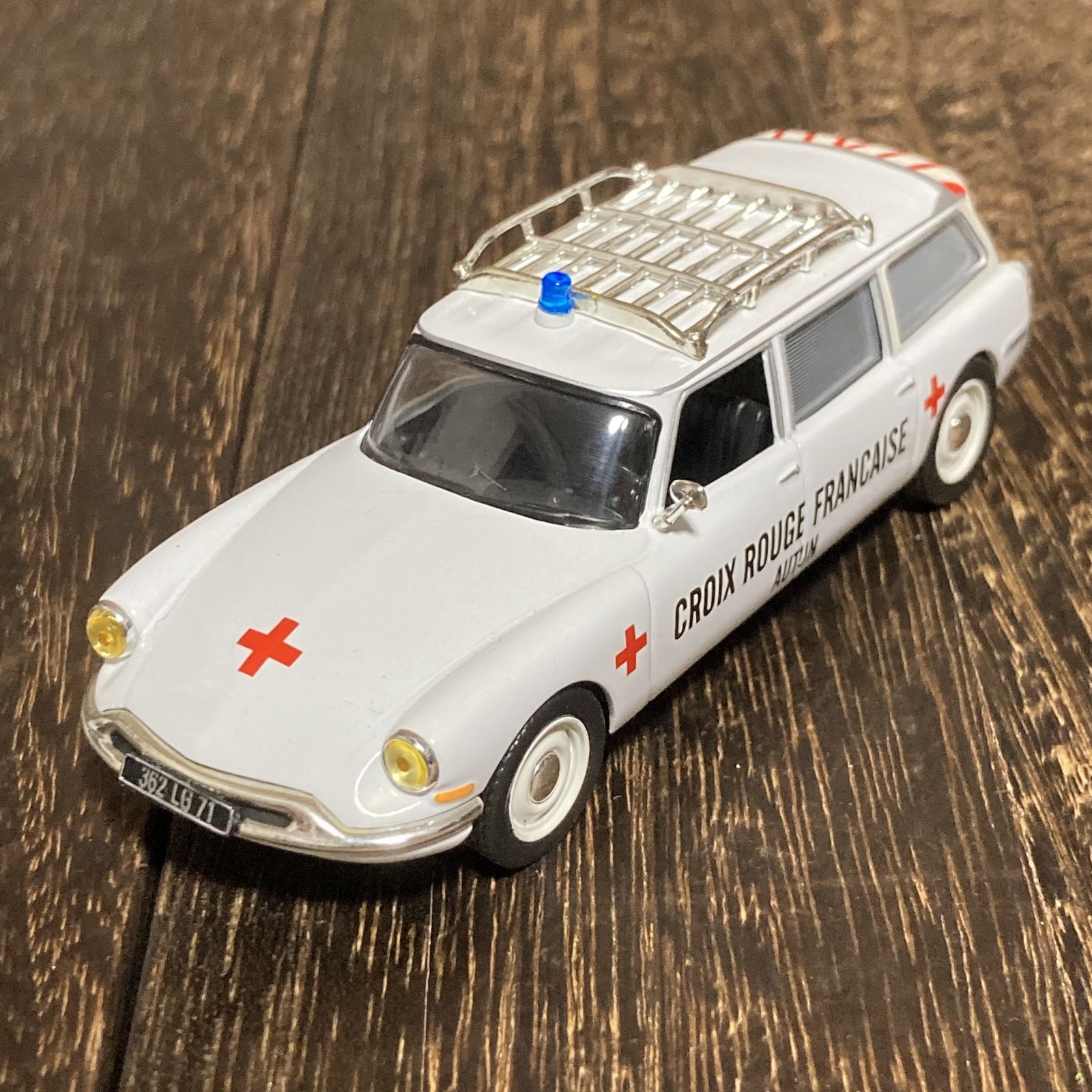 ミニカー CITROEN ID19 AMBULANCE シトロエン 救急車 1/43 - メルカリ