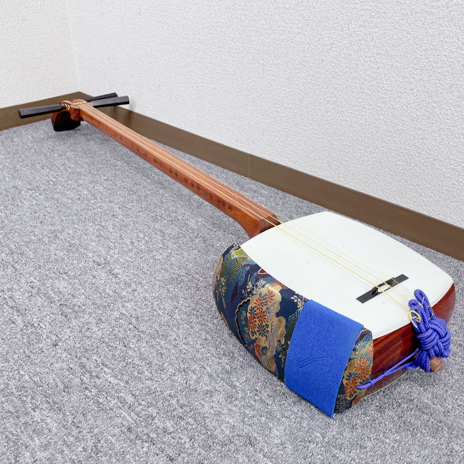 1496 花梨 三味線 丸打ち胴 和楽器 ケース付 アントレ 三味線 中棹 花梨 平溝 丸打胴 ケース付き 和楽器 【公式通販】