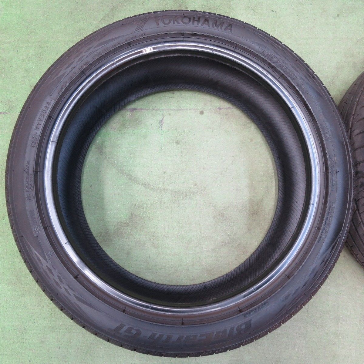  バリ溝 24年 ほぼ10分 225 45 R 18 ヨコハマ BluEarth GT AE 51 ブルーアース タイヤ 18インチ クラウン カムリ プリウスα オデッセイ レヴォーグ 等 5121003イノタ 18インチ サマータイヤ ノーマルタイヤ