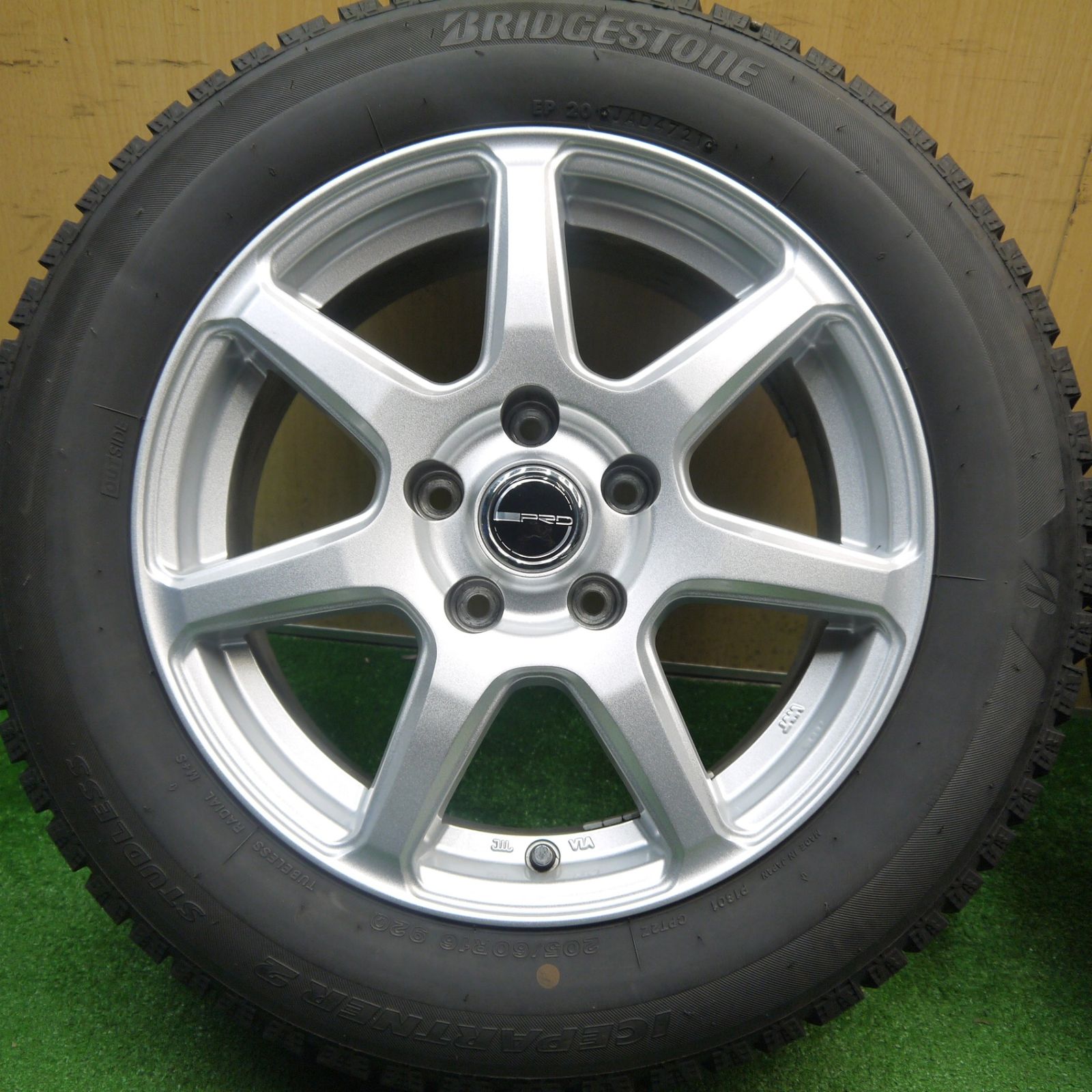 BRIDGESTONE 205/60R16 バリ溝 21年製 バリ溝！21年！キレイ！9分☆スタッドレス 205/60R16 ブリヂストン