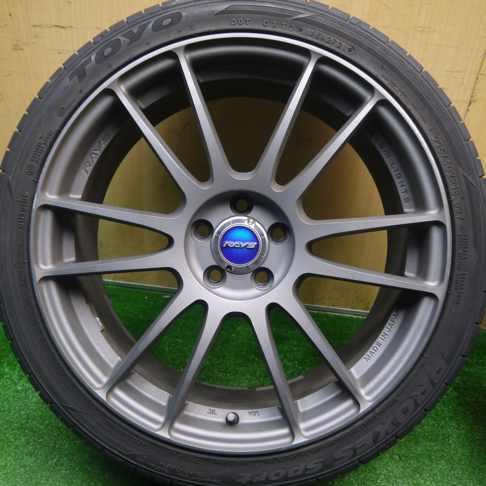 キレイ 21年 プリウス 等 RAYS gram LIGHTS 225 40 R 18 トーヨー プロクセス スポーツ レイズ グラムライツ 18インチ PCD 100 5 H ノ