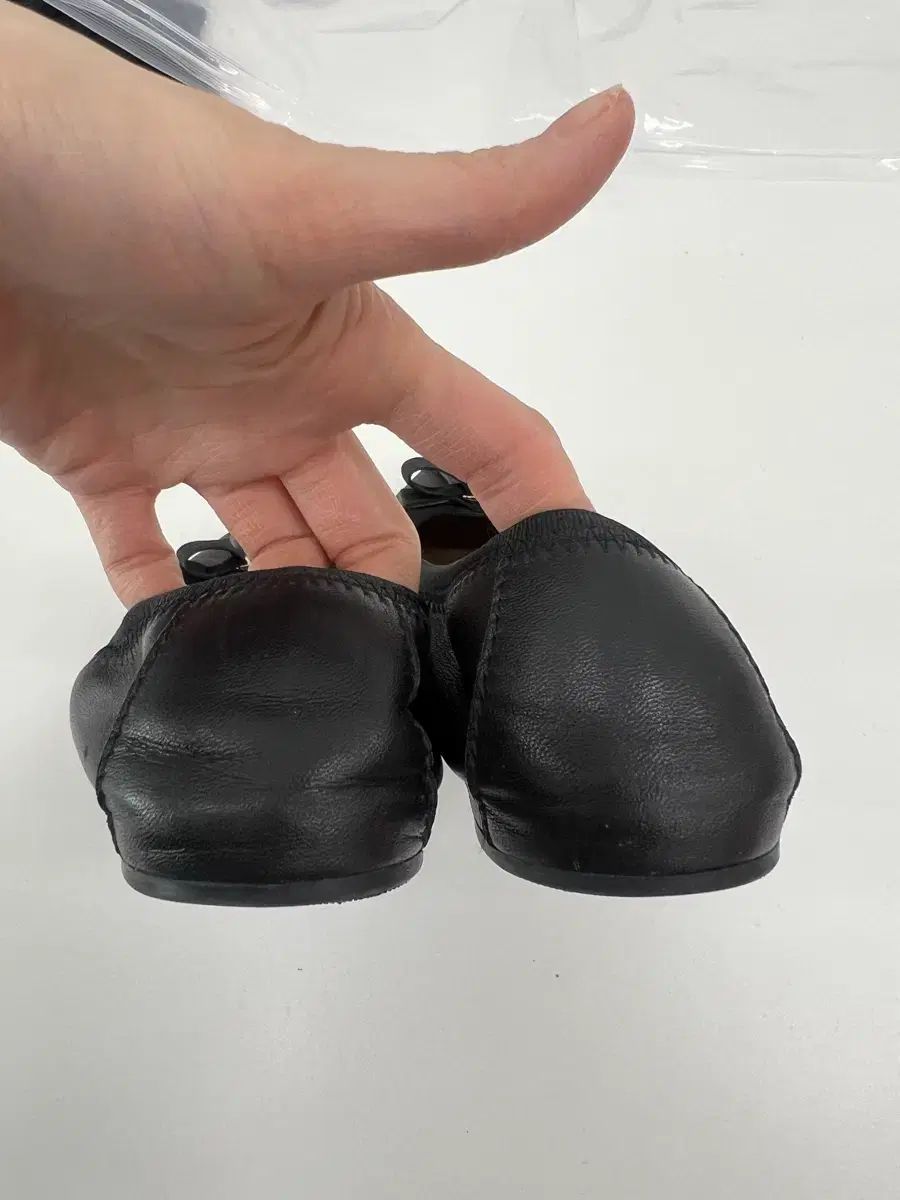 ブラック フラットシューズ