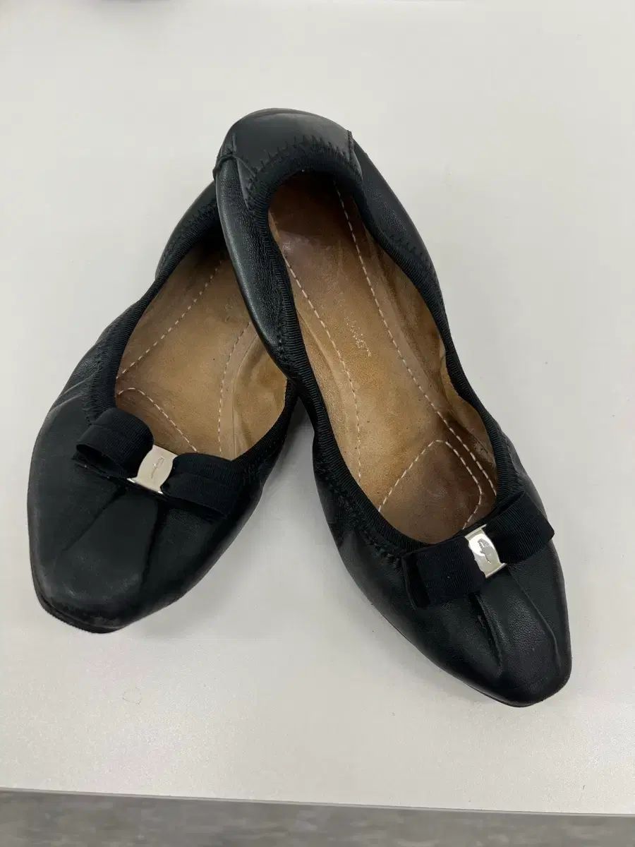 フェラガモ リー リボン ブラック フラットシューズ